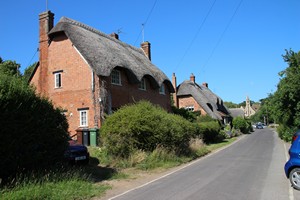 28-06-2025, Met stro gedekte woningen