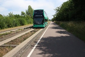 01-07-2025, Guided Busway; bus wordt geleidt door betonnen randen