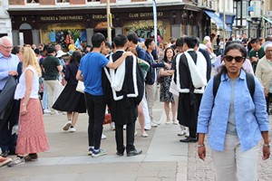 03-07-2025, Studenten in afstudeerkleding