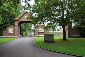 04-07-2025, Toegangspoort Dalham Hall Stud (stoeterij)