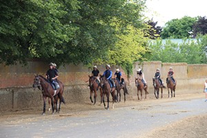 04-07-2025, Jockey's op weg naar hun training