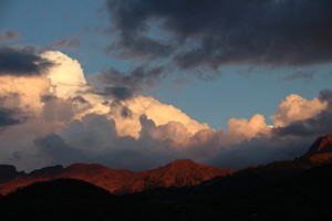 06-07, De ondergaande zon schijnt op de bergen te zuiden van Barcelonnette