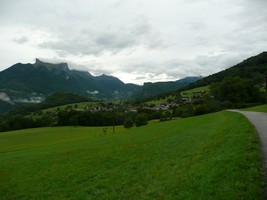 01-09-2025, Er hangen nevels tegen de bergen en het is bewolkt