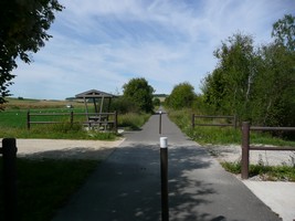 06-09-2025, Het fietspad loopt al kilometers over een spoorlijntje